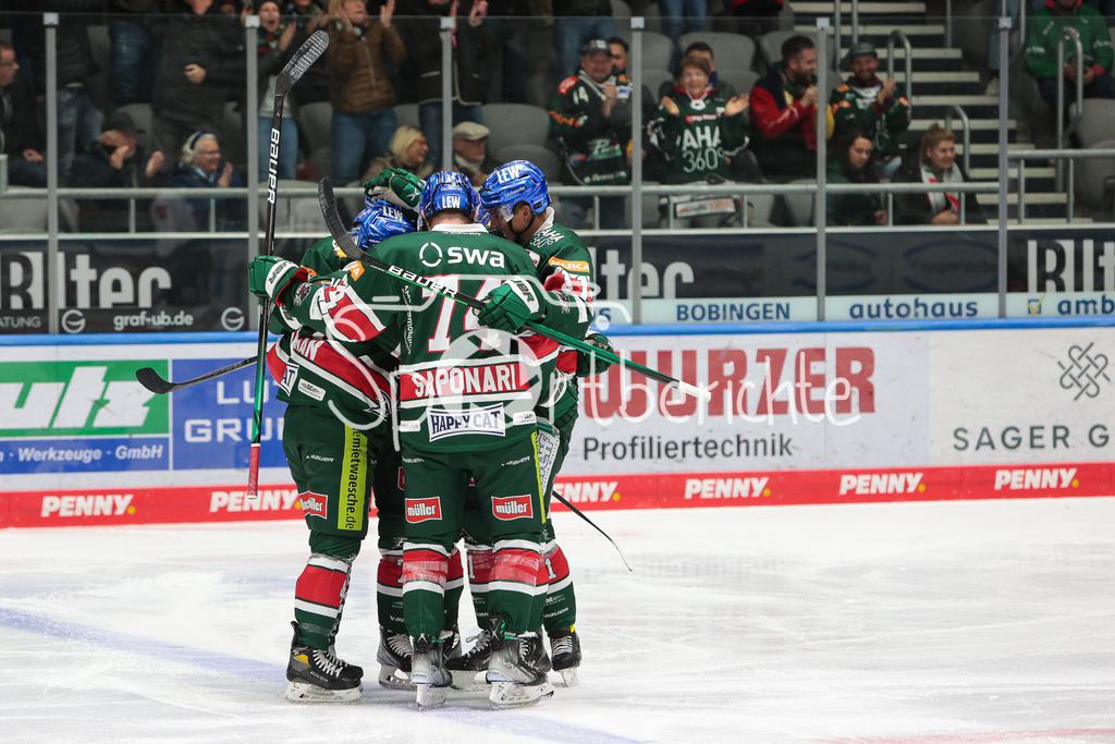 Augsburger Panther - Koelner Haie | Die Hausherren jubeln nach dem Treffer zum 1-0 durch David STIELER (AEV #21)
