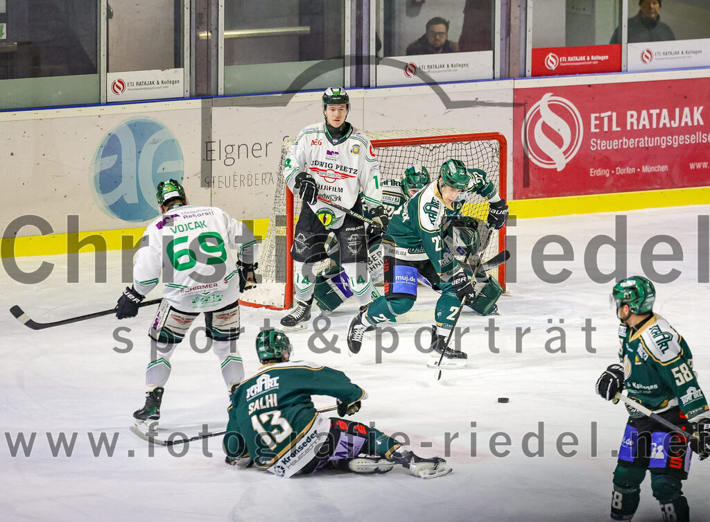 2026-01-02_058_TSV_Erding_gegen_Hoechstadt_Alligators | Erding, Deutschland, 02.01.2026:Eishockey, Oberliga Süd 2025 / 2026, 33. Spieltag, TSV Erding gegen Höchstadt Alligators, Endergebnis: 2:1Martin Vojcak (Höchstadt Alligators, #69), Björn Salhi (Erding Gladiators, #13), Leon Dalldush (Höchstadt Alligators, #14), Torwart David Zabolotny (Erding Gladiators, #72), Mark Waldhausen (Erding Gladiators, #27), Paul Pfenninger (Erding Gladiators, #58)Foto: Christian Riedel / fotografie-riedel.net