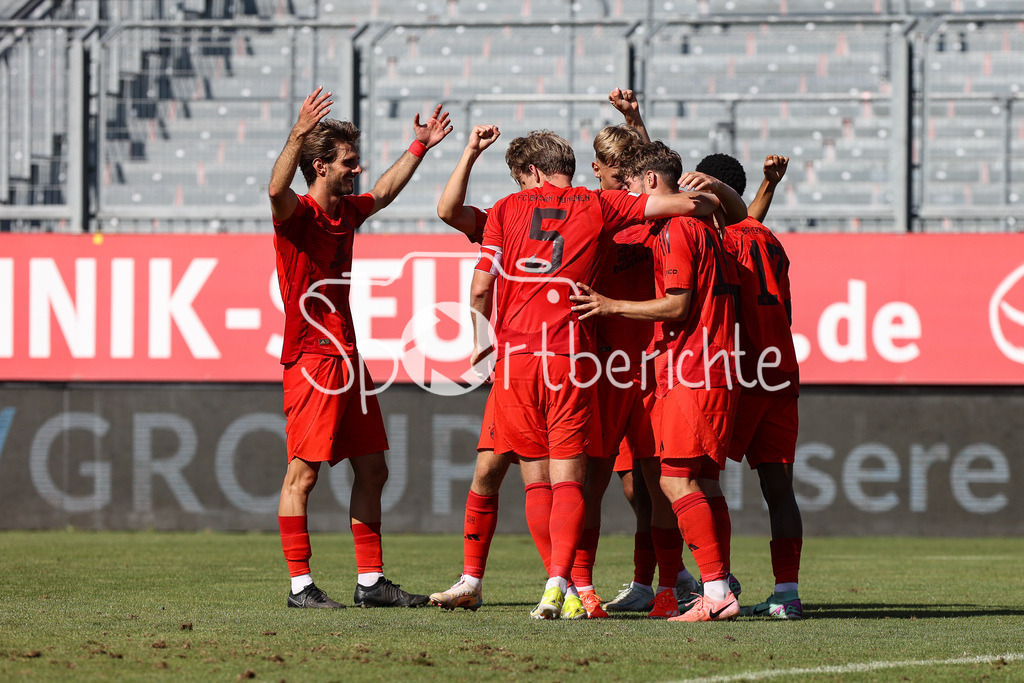 FC Würzburger Kickers - FC Bayern Amateure | Jubel nach dem Treffer zum 1-4 durch Kurt RUEGER (FC Bayern München II #12) / Freude / Happy / Tor / Torschuetze / Regionalliga Bayern: FC Würzburger Kickers - FC Bayern München II, AKON Arena am 24.08.2024