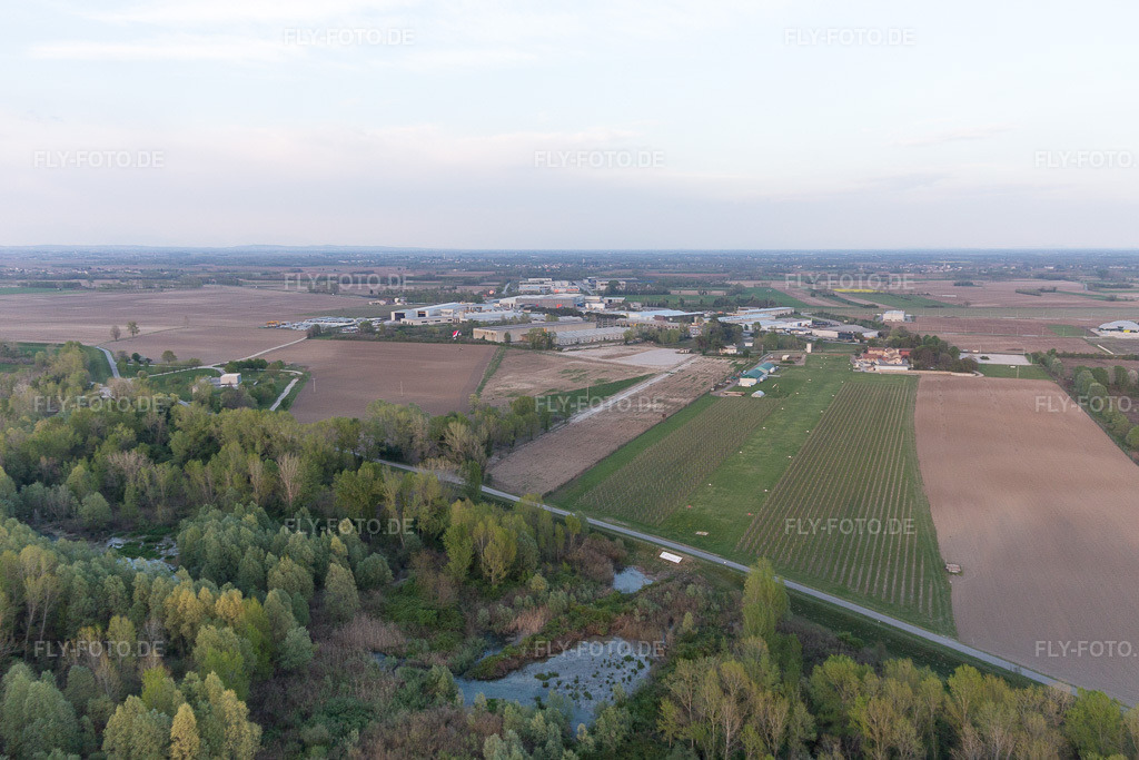 Luftbild: Al Casale in Codroipo im Bundesland Udine in Italien. – Foto: IMG_098796.jpg vom 07.04.2017 durch Werner Riehm/FLY-FOTO.de – Auflösung des Originals: 5152 x 3435 px