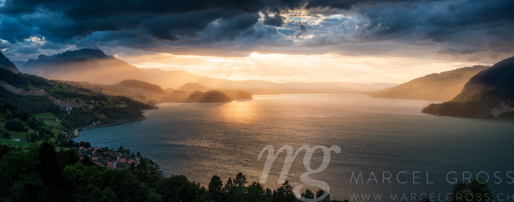 wonderful sunset panorama over Lake Thun with Stockhorn ridge, Spiez and Faulensee | Die ideale Geschenkidee für Naturliebhaber. Naturbilder von Marcel Gross Photography für ihr Zuhause in den verschiedensten Formaten und Materialien. - Realisiert mit Pictrs.com