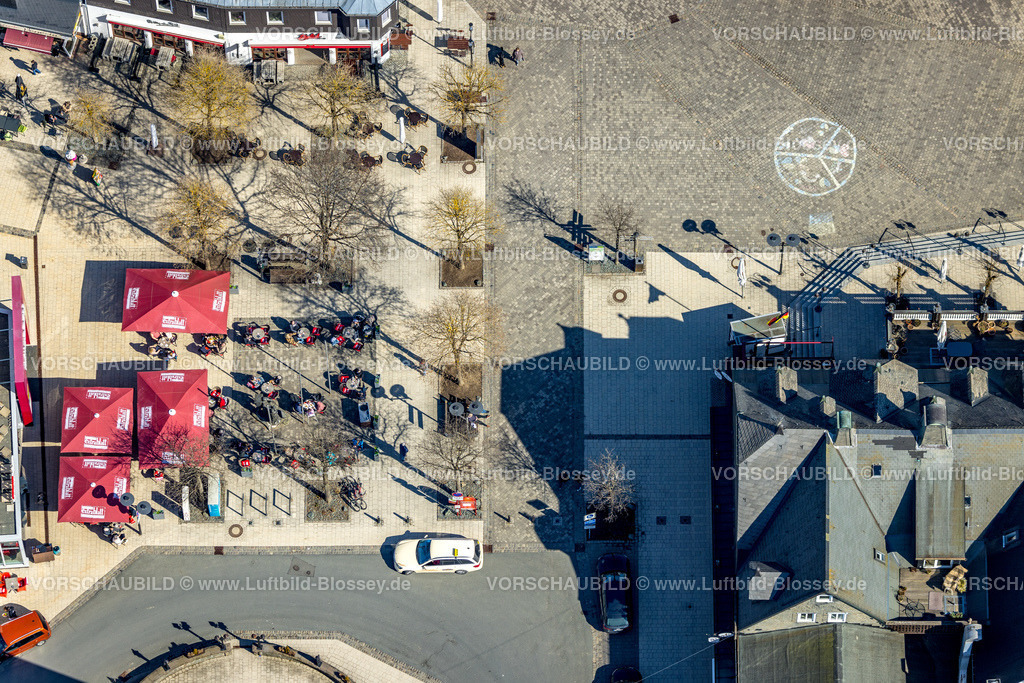 Winterberg220303465 | Luftbild, Außengastronomie am Cafe Extrablatt, Peace Zeichen und Symbol mit Herzen auf dem Straßenpflaster in ukrainischer Nationalflaggenfarbe Winterberg, Sauerland, Nordrhein-Westfalen, Deutschland