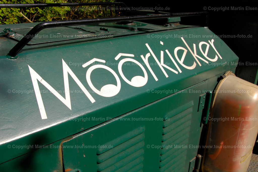 Moorkieker_DSC01 (5) | Aschhorn Drochtersen - Aufnahmedatum: 10.05.2009, Aufnahmehöhe:  m, Koordinaten:  - , Bildgröße: 3872 x  2592 Pixel - Copyright 2009 by Martin Elsen, Kontakt: Tel.: +49 157 74581206, E-Mail: info@schoenes-foto.deSchlagwörter: Moorkieker,Aschorner Moor,,Torfabbau, Wollgras,Torf,Fahrt,Zuf,Wagen,See,Wasser,Kinder,Landschaft, - Realisiert mit Pictrs.com