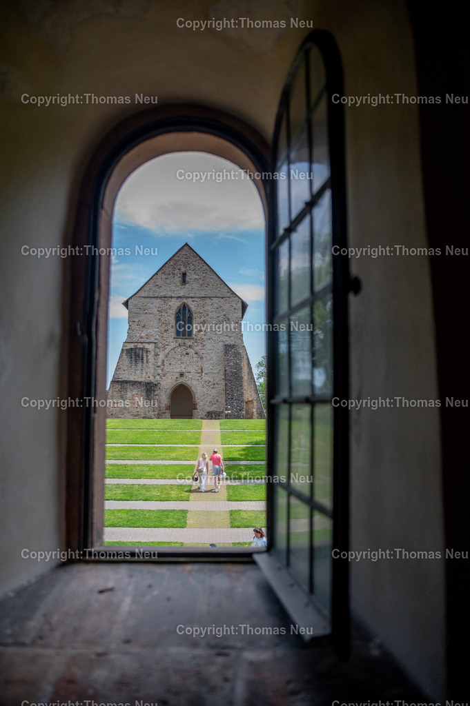 DSC_7416 | Lorsch, UNESCO Weltkulturerbe Kloster Lorsch, Blick aus dem Fenster der karolingischen Torhalle, auch Königshalle genannt, auf den Kirchenrest der karolingischen Basilika,  , Bild: Thomas Neu