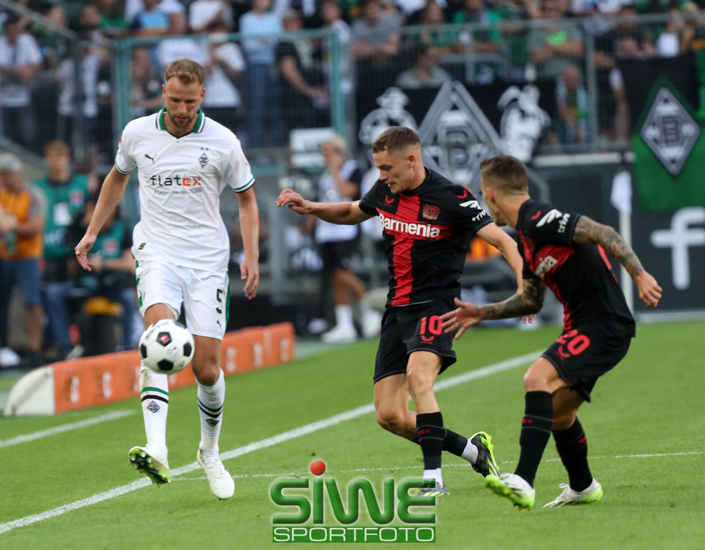 1.Fussball-Bundesliga  :  Borussia Mönchengladbach--Bayer 04 Leverkusen    2.Sptg. | 26.08.2023 Fussball,GER, Saison 2023/2024;         1.Bundesliga;   2. Spieltag;
VFL Borussia Mönchengladbach--Bayer 04 Leverkusen :  Marvin Friedrich  (5/BMG)
will den Ball an  Florian Wirtz (10/B04)  und Alejandro Grimaldo (20/B04) vorbei"lupfen"


DFL REGULATIONS PROHIBIT ANY USE OF PHOTOGRAPHS AS IMAGE SEQENCES AND/OR QUASI-VIDEO. - Realisiert mit Pictrs.com