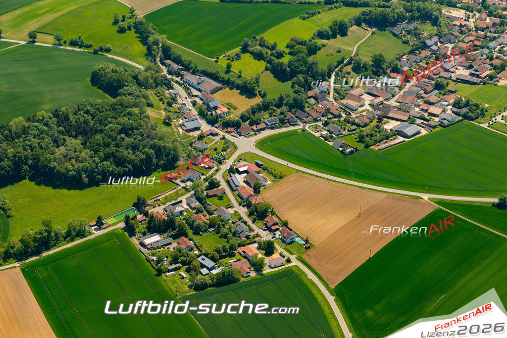 Hinzelbach-Weng-2024-137 | Die Luftbild Suche. Hier finden Sie Luftaufnahmen, Drohnen und Schrägluftbilder von Städten und Orte. Aktuelle + Archiv Luftbilder auch mit Lizenz.