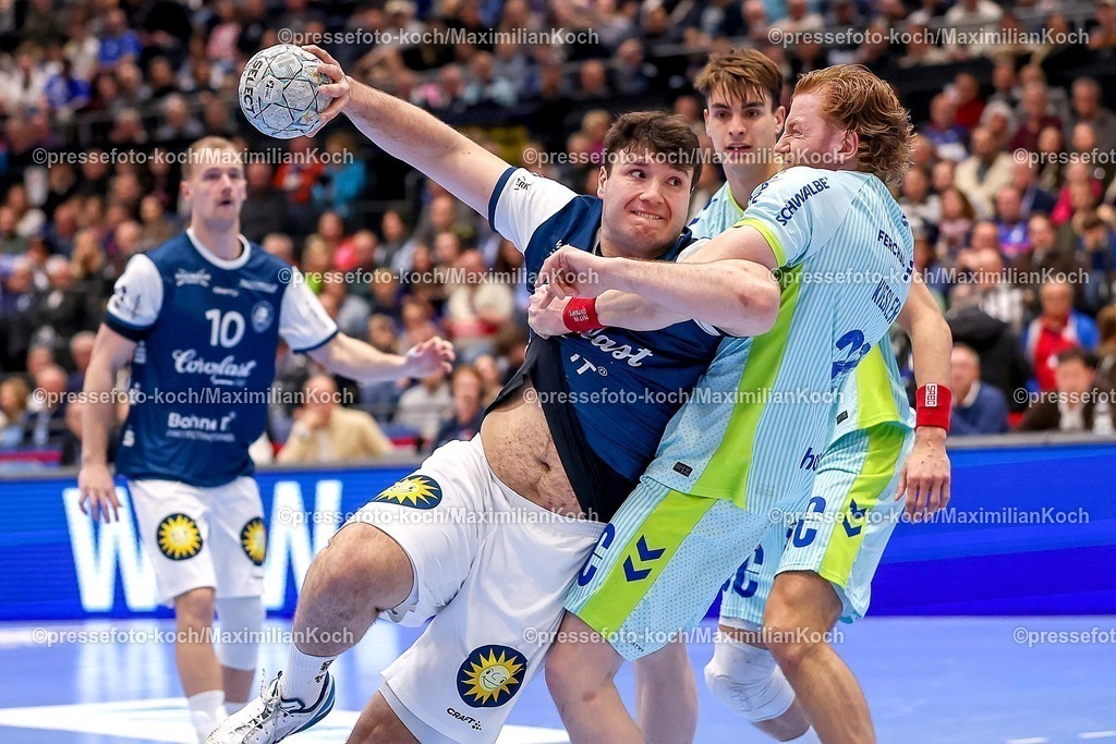 BHC02042601008 | 02.04.2026, Handball, HBL, Bergischer HC - VfL Gummersbach, Mitsubishi Electric HALLE Düsseldorf: Aron Seesing (BHC #49) im Zweikampf gegen  Tom Kiesler (VfL Gummersbach #30) 