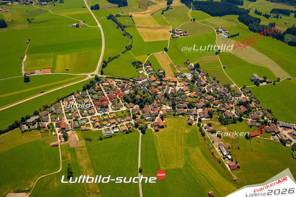 Das Luftbild zeigt : Oberthingau Unterthingau - Die Luftaufnahme wurde 2024 vom UL-Flugzeug aus erstellt ( keine Drohne ) - Hochauflösende Luftaufnahme - Für grossformatige Ausdrucke geeignet. Die Geschenkidee !Mit Lizenz und Bildrechte bestellbar