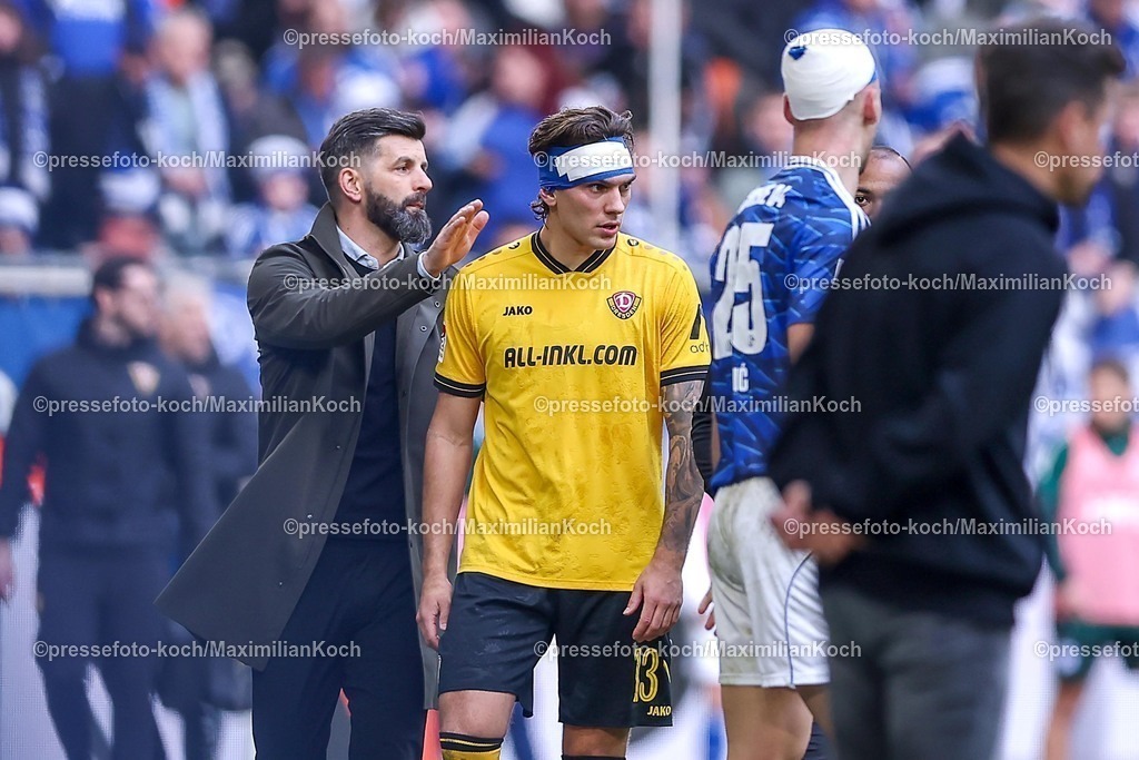 S0407022601082 | 07.02.2026, Fußball, FC Schalke 04 - SG Dynamo Dresden, 21. Spieltag, 2. Fußball Bundesliga, Veltins-Arena Gelsenkirchen, Saison 2025 2026: Julian Pauli (Dynamo Dresden #13) mit Kopfverletzung Verband Kopf  DFB regulations prohibit any use of photographs as image sequences and or quasi-video.