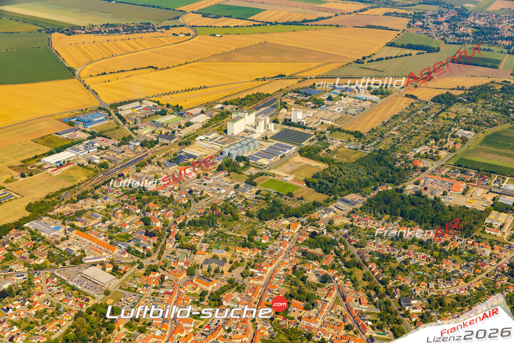Neue Luftbildaufnahme der Stadt Querfurt - Das Luftbild wurde 2025 vom UL-Flugzeug heraus erstellt ( keine Drohnenaufnahme ) - Hochauflösende Luftaufnahme - für Wandbilder und großformatige Ausdrucke geeignet. Das besondere Geschenk!Hier alle&nbsp;Infos zur Lizenzierung der LuftaufnahmeWir fliegen auch dieses Jahr wieder in Ihre Region um Luftbilder zu erstellen.- Luftbild anfragen