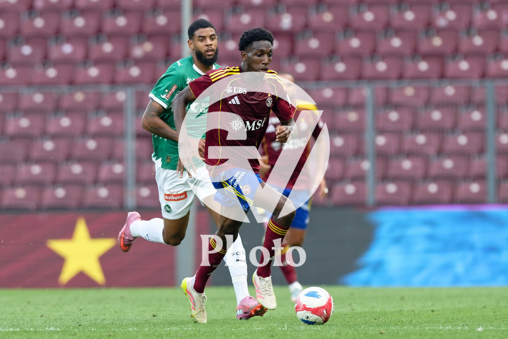 Brack Super League - Servette FC v FC Saint-Gall | Lamine Fomba (11 Servette FC) goes forward (action) during the Brack Super League match between Servette FC and FC Saint-Gall at Stade de Geneve in Geneva, Switzerland