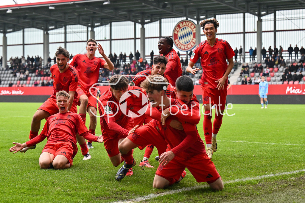 FC Bayern München U19 - TSV 1860 München U19 | Grenzenloser Jubel nach dem Treffer zum 2-1 fuer den FC BAyern durch Maximilian SCHUHBAUER (FC Bayern U19 #14) / Tor / Torschuetze / Freude / Happy / U19 DFB Nachwuchsliga: FC Bayern Muenchen U19 - TSV 1860 Muenchen U19, FC Bayern Campus am 02.11.2024