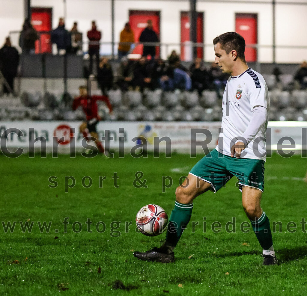 2023-11-17_069_FC_Schwaig_gegen_SpVgg_Feldmoching | Oberding, Deutschland, 17.11.2023:
Fußball, Landesliga Südost 2023 / 2024, 21. Spieltag, FC Schwaig gegen SpVgg Feldmoching, Endergebnis: 1:1

Vincent Sommer (FC Schwaig, #10)

Foto: Christian Riedel / fotografie-riedel.net