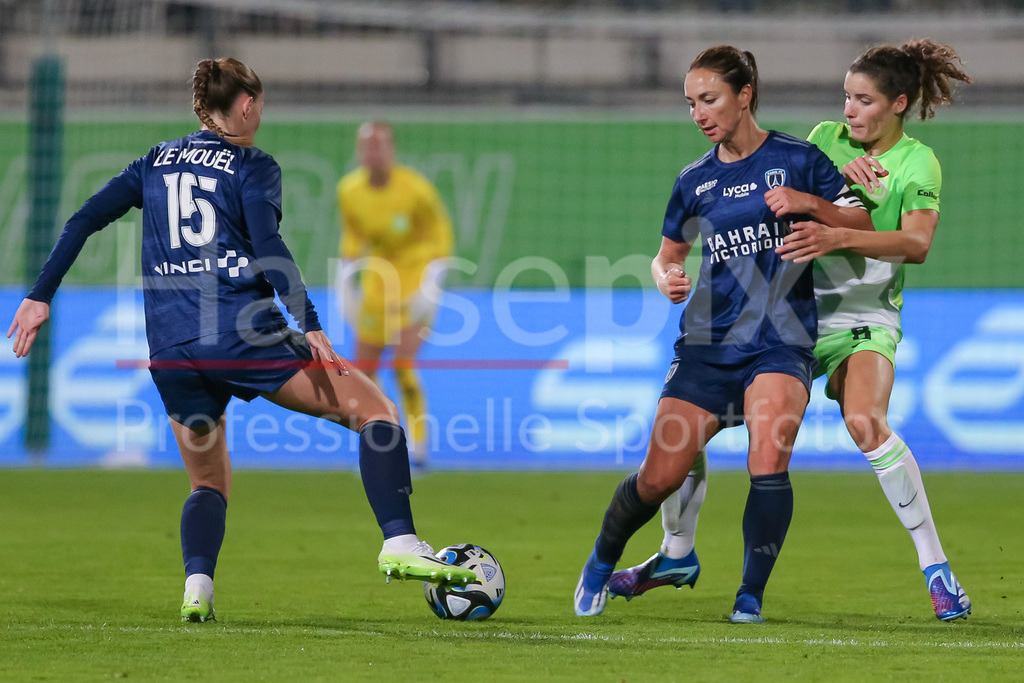 Fussball, UEFA Womens Champions League, VfL Wolfsburg - Paris FC | v.li.: Margaux Le Mouel (Paris FC, 15), Gaetane Thiney (Paris FC, 17) und Dominique Janssen (VfL Wolfsburg, 6) im Zweikampf, Duell, Dynamik, Aktion, Action, Spielszene