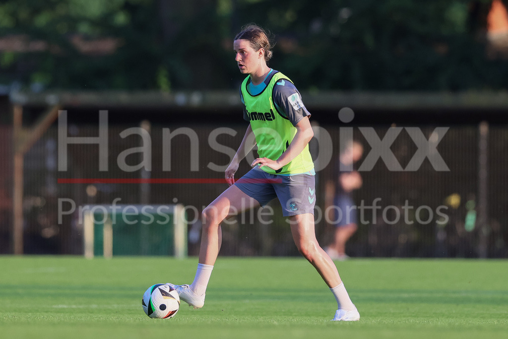 Fussball, Google Pixel Frauen-Bundesliga, Training SV Werder Bremen | v.li.: Lara Schmidt (SV Werder Bremen, 24) am Ball, Freisteller, Einzelbild, Ganzkörper, Aktion, Action, Spielszene