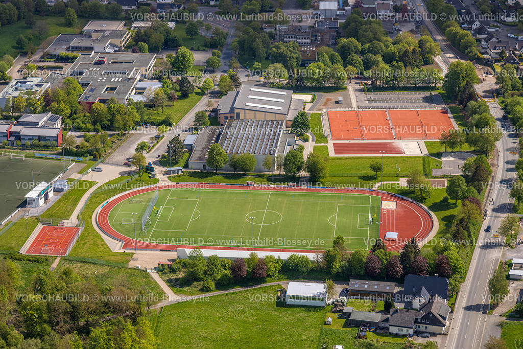Brilon240503355 | Luftbild, Fußballstadion und Leichtathletikstadion Zur Jakobuslinde des SV 1920 Brilon e.V., Sportanlage mit Tennisplätzen, Gymnasium Petrinum Brilon, Kreissporthalle HSK, Baustelle neuer Kreisverkehr Altenbürener Straße und Zur Jakobslinde, Brilon, Sauerland, Nordrhein-Westfalen, Deutschland