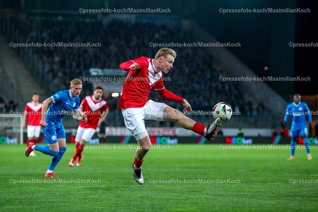RWE06042501164 | 2025.04.06, Fußball, 3.Liga, Rot-Weiss Essen - FC Hansa Rostock, Stadion Hafenstraße, Saison 2024 2025: Julian Eitschberger (RWE #2) DFB regulations prohibit any use of photographs as image sequences and or quasi-video.