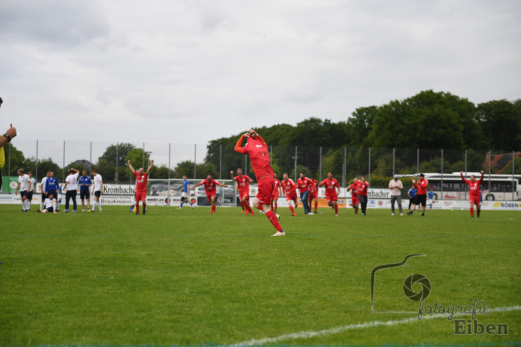 SV Brake Ü40-BW Bümmerstede (Ü40) | Kreispokal Finale Jade-Weser-Hunte Ü40; SV Brake Ü40 (rot)-BW Bümmerstede Ü40 (weiß) am 15.06.2025 in Rastede (Sportanlage Köttersweg), Photo: Philip Eiben 2025 - Realisiert mit Pictrs.com