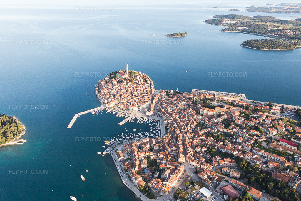 Aerial view: View of the town in Rovinj in the state Gespanschaft Istrien, Croatia. – Photo: IMG_106275.jpg taken on 04/14/2018 by Werner Riehm/FLY-FOTO.com – Resolution of the original: 5099 x 3399 px