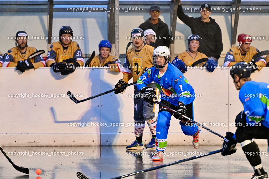 ASKÖ Ballhockey Villach vs. VAS Ballhockey | Spielerbank VAS, #24 Wucherer Gerald, #7 Friesser Alexander, ASKÖ Ballhockey Villach vs. VAS Ballhockey, ASKÖ Ballhockey Villach vs. VAS Ballhockey am 08.05.2024 in Villach (Sportplatz Landskron), Austria, (Photo by Bernd Stefan)
