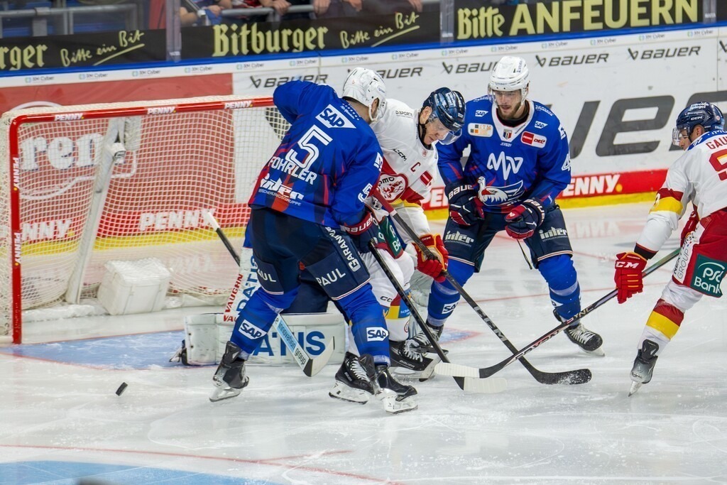 20.10.2024, DEL, Deutsche Eishockey Liga Saison 2024/25, 11. Spieltag: Adler Mannheim gegen Düsseldorfer EG. Bild: Gute Chance für die Adler | 20.10.2024, DEL, Deutsche Eishockey Liga Saison 2024/25, 11. Spieltag: Adler Mannheim gegen Düsseldorfer EG. Bild: Gute Chance für die Adler - Realisiert mit Pictrs.com