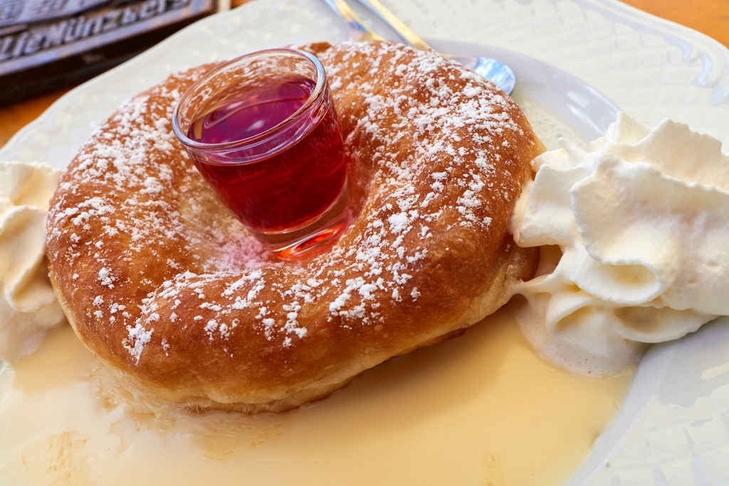 Bauernkrapfen mit Vanillesosse und Schlagrahm | Bad Mitterndorf, Austria - June 26, 2017: Bauernkrapfen mit Vanillesosse und Schlagrahm. - Realisiert mit Pictrs.com