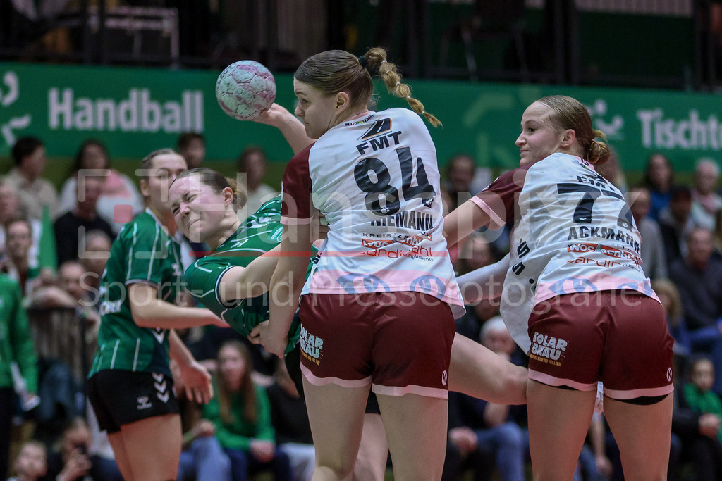 Handball, 2. Bundesliga Frauen, SV Werder Bremen - HL Buchholz 08-Rosengarten | v.li.: Mara Birk (SV Werder Bremen, 74), Emma Niemann (HL Buchholz 08-Rosengarten, 84) und Nantke Ackmann (HL Buchholz 08-Rosengarten, 77) im Zweikampf, Duell, Spielszene, Aktion, Action