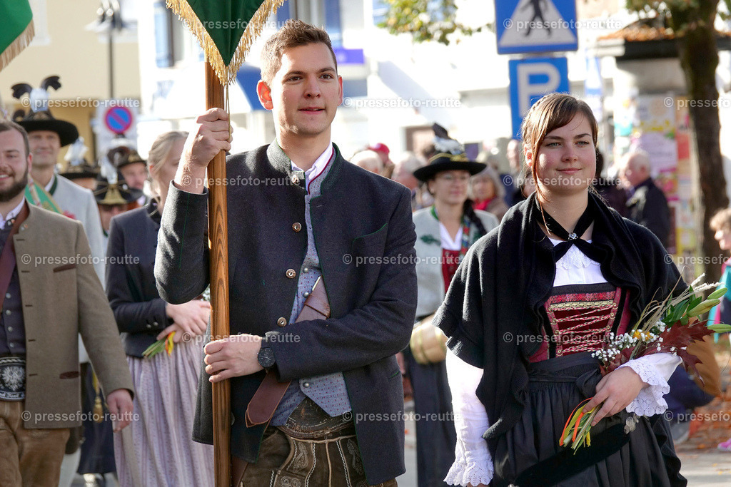 c-news-2022-Okt16-LJ_Erntedank_Reutte-FAHNENTRAGER-DSD04636 | Info aus dem Bezirk Reutte/Ausserfern Tirol sowie eine umfangreiche Bilddatenbank über die gesamte Region: Lechtal, Talkessel Reutte, Tannheimertal, Zwischentoren. Lech, Plansee, Zugspitze, Grenztunnel, B179, Fernpassstraße, Verkehr, Lawinen, Tradition, - Realisiert mit Pictrs.com