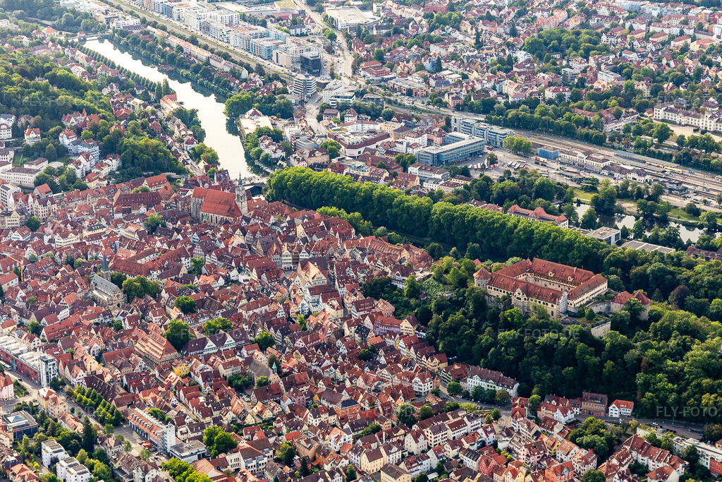 Luftbild: Altstadt unter dem Schloß im Ortsteil Zentrum in Tübingen im Bundesland Baden-Württemberg in Deutschland. Foto: IMG_008508.jpg vom 27.08.2020 durch Werner Riehm/FLY-FOTO.de