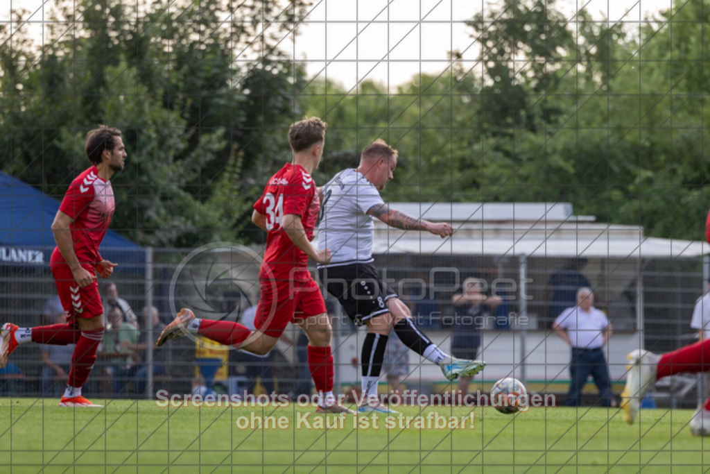 20250616_183908_0231 | #,  TV Eybach (weiß) vs. 1.FC Donzdorf II (rot), Fussball, Entscheidungsspiel 3 in Kreisliga A3 - Bezirk Neckar/Fils, Saison 2024/2025, Rasensportplatz, Staufenecker Str. 41, 73084 Salach, 16.06.2025 - 18:30 Uhr,Foto: PhotoPeet-Sportfotografie/Peter Harich