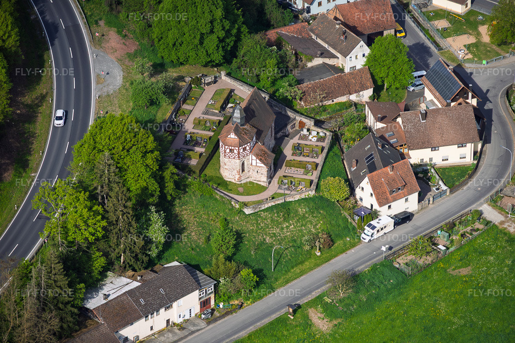 Luftbild: Schöne Fachwerkkapelle Mariä Geburt und Friedhof im Ortsteil Untereschenbach in Hammelburg im Bundesland Bayern in Deutschland. – Foto: IMG_155616.jpg vom 03.05.2026 durch Werner Riehm/FLY-FOTO.de – Auflösung des Originals: 6000 x 4000 px – Pastoraler Raum Hammelburg: PG Sieben Sterne im Hammelburger Land