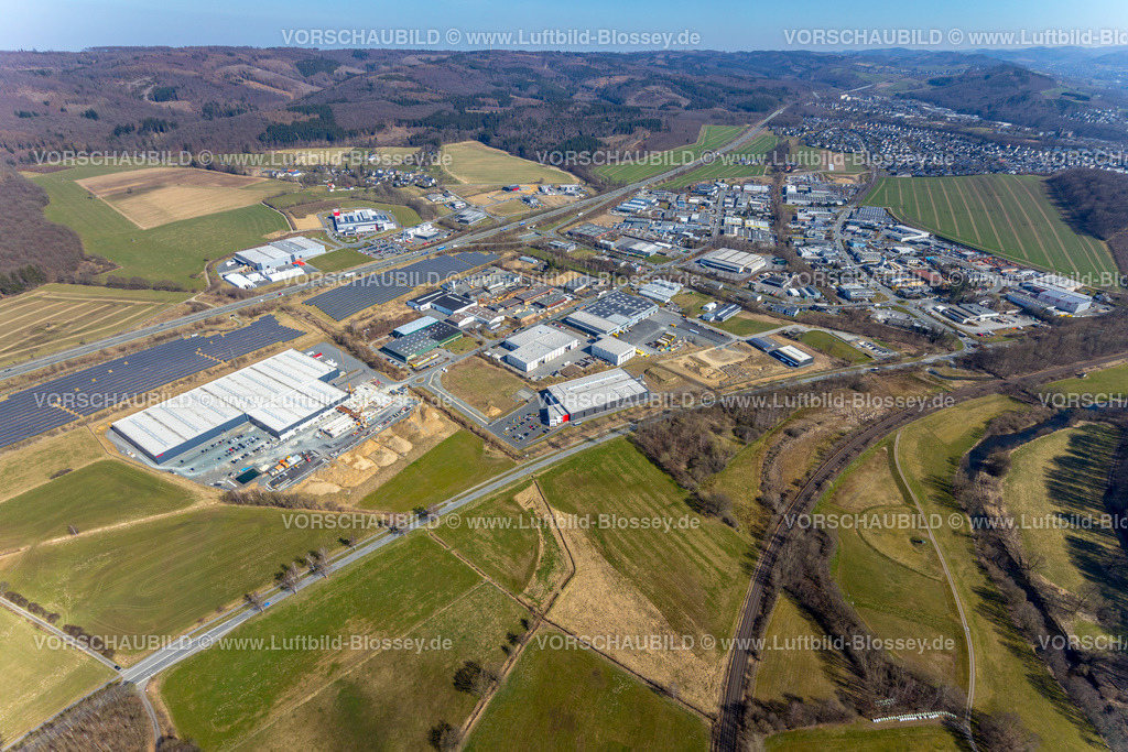 Meschede220302390 | Luftbild, Gewerbegebiet Enste mit Solarpark Enste an der Autobahn A46, Baustelle mit Neubau Logistikzentrum Briloner Leuchten GmbH, Enste, Meschede, Sauerland, Nordrhein-Westfalen, Deutschland
