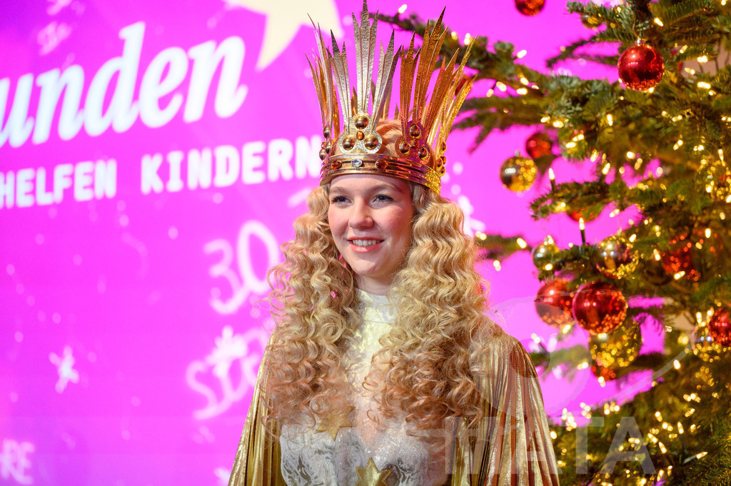 _DWI6431 | Christkind 2023 Nelli Lunkenheimer bei '30 Jahre Sternstunden-Gala 2023' in der Frankenhalle. Nürnberg, 15.12.2023 - Realisiert mit Pictrs.com