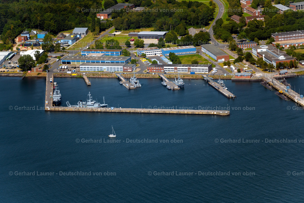 4037890 | ECKERNFöRDE 07.08.2020 Marinestützpunkt Eckernförde mit angrenzendem Yachthafen und vor Anker liegenden Booten in Eckernförde im Bundesland Schleswig-Holstein. // Naval base of the german navy with ships anchoring in the haven in Eckernfoerde in the state Schleswig-Holstein. Foto: Gerhard Launer