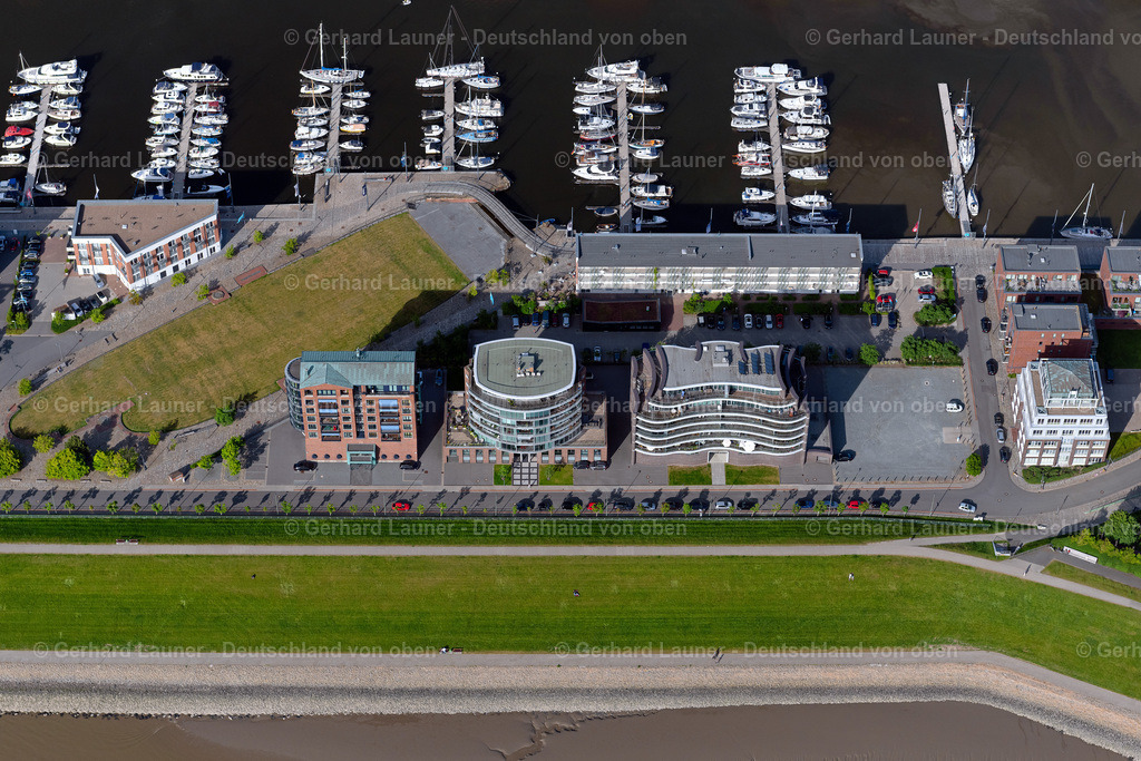 4030443 | BREMERHAVEN 01.06.2020 Hafenanlagen am Ufer des Hafenbeckens " Neuer Hafen " in Bremerhaven im Bundesland Bremen, Deutschland. Weiterführende Informationen bei: Stadt Bremerhaven. // Port facilities on the shores of the harbor of " Neuer Hafen " in Bremerhaven in the state Bremen, Germany. Further information at: Stadt Bremerhaven. Foto: Gerhard Launer