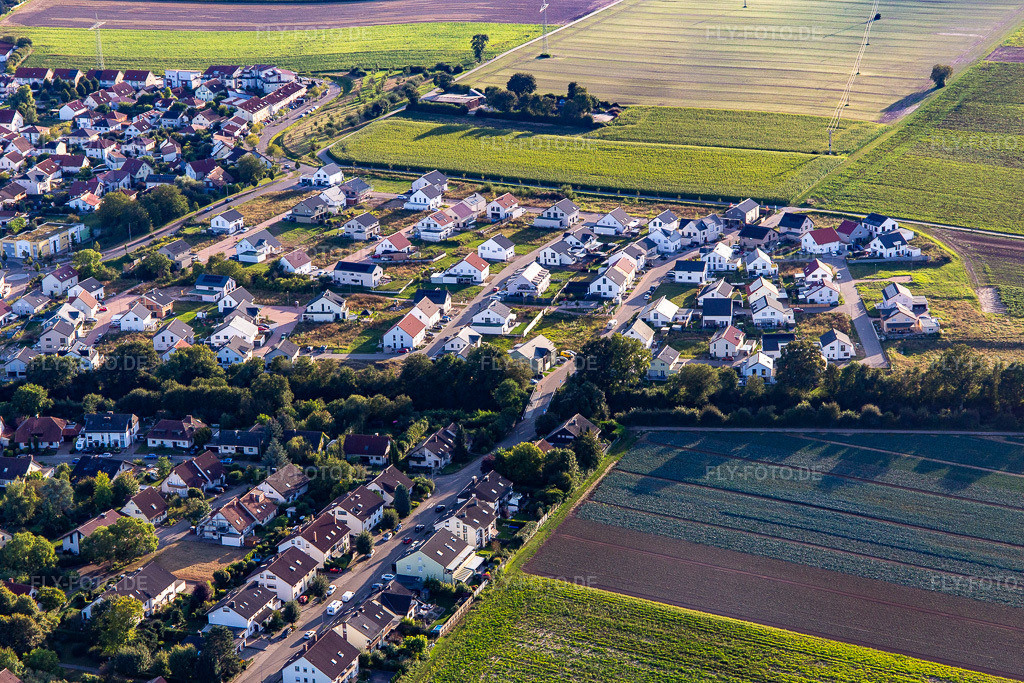 Luftbild: Neubaugebiet K2 von Osten in Kandel im Bundesland Rheinland-Pfalz in Deutschland. Foto: IMG_143267.jpg vom 25.08.2024 durch Werner Riehm/FLY-FOTO.de