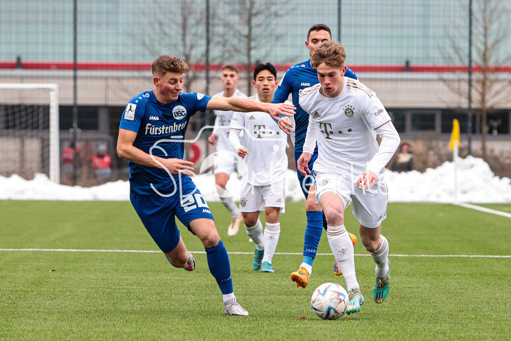 FC Bayern Amateure - Bahlinger SC | Marco BAUER (BSC #20) im Duell mit HEROLD (FCB #3)