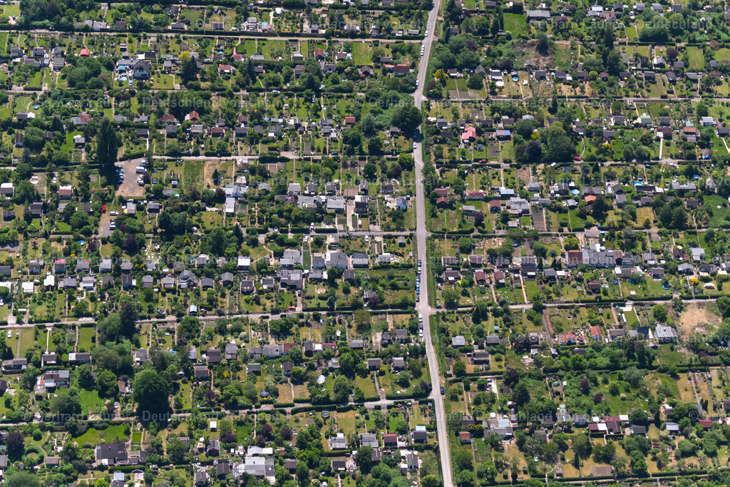 4029030 | BREMEN 01.06.2020 Parzellen von Kleingartenanlagen und Bungalowsiedlung im Ortsteil In den Hufen, Deutschland. // Allotment gardens and cottage settlement in the district In den Hufen in Bremen, Germany. Foto: Gerhard Launer