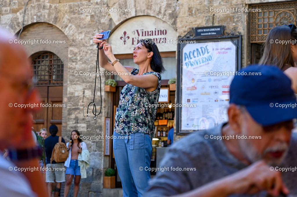 Italien_ Toskana_ San Gimignano_ 31.05.2024-194 | 31.05.2024, Italien, ITA, Toskana, San Gimignano im Bild Stadtansichten Gebäude, Architektur, Touristen, Historisch, Souvenir, Ansichten der berühmten Stadt San Gimignano in der Toskana-Italien - View of the famous town San Gimignano in Tuscany-ItalySan Gimignano ist eine italienische Kleinstadt in der Toskana mit einem mittelalterlichen Stadtkern. San Gimignano wird auch die Stadt der Türme genannt. Die Stadt liegt in der Provinz Siena. Sie gehört neben Florenz, Siena und Pisa zu den von Touristen meist besuchten Zielen in der Toskana.