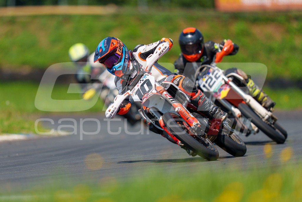G-Cup + Supermoto Staatsmeisterschaft + Hungarian Supermoto Championship | GRIPcapture steht für authentische Sportfotografie in Österreich – für Momente, die mehr sind als Geschwindigkeit oder Ergebnis. Es geht um Emotion, Spannung, Fokus und den Augenblick, der oft nur einen Wimpernschlag dauert.Ob Motorsport, Teamsport oder 