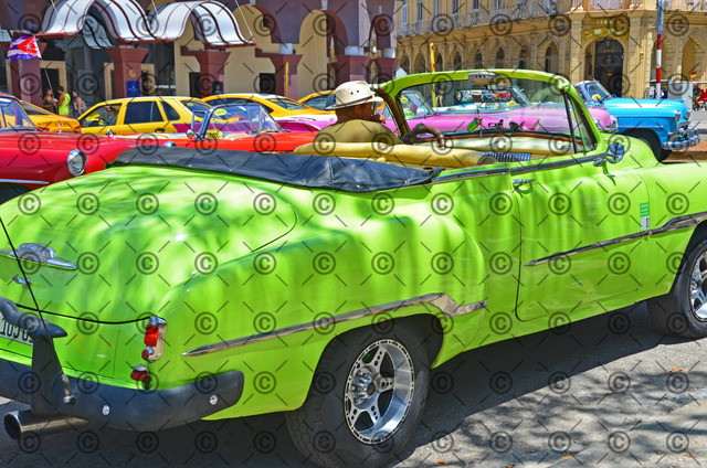 RGE_9450 | Amerikanischer Oldtimer restauriert als Taxi, wartet in Havanna auf Touristen.  Fotograf: Ralf Gebhardt - Realisiert mit Pictrs.com