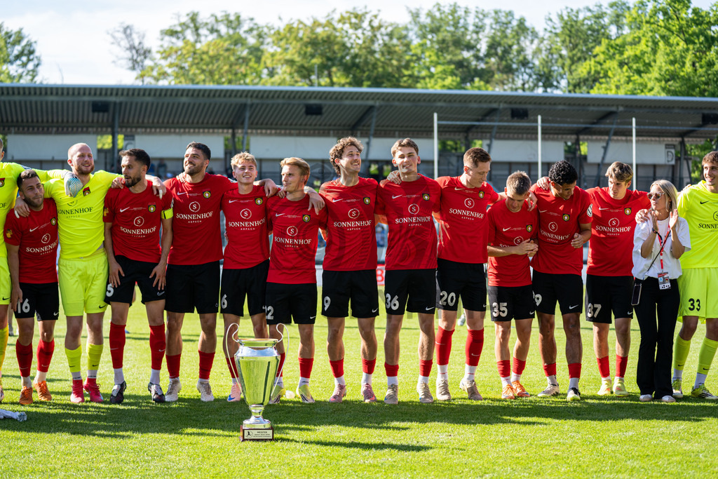 Stuttgarter Kickers vs. SG Sonnenhof Großaspach, Fussball, WFV-Pokal, Finale, 23.05.2026 | Team jubelt nach Abpfiff mit Fans, Zuschauern und Verantwortlichen,Stuttgarter Kickers vs. SG Sonnenhof Großaspach, Fussball, WFV-Pokal, Finale, 23.05.2026