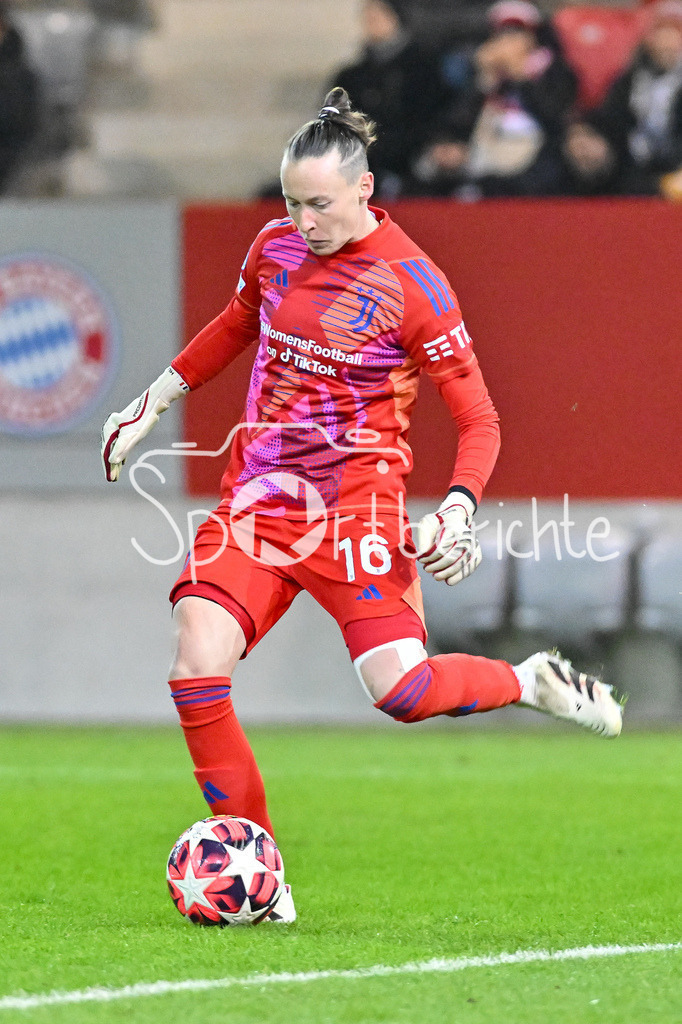 FC Bayern München Frauen - Juventus Turin Frauen | am Ball Pauline PEYRAUD-MAGNIN (Juventus FC Frauen 16) / Freisteller / Einzelfoto / Womens Champions League: FC Bayern Frauen - Juventus FC, FC Bayern Campus am 12.12.2024