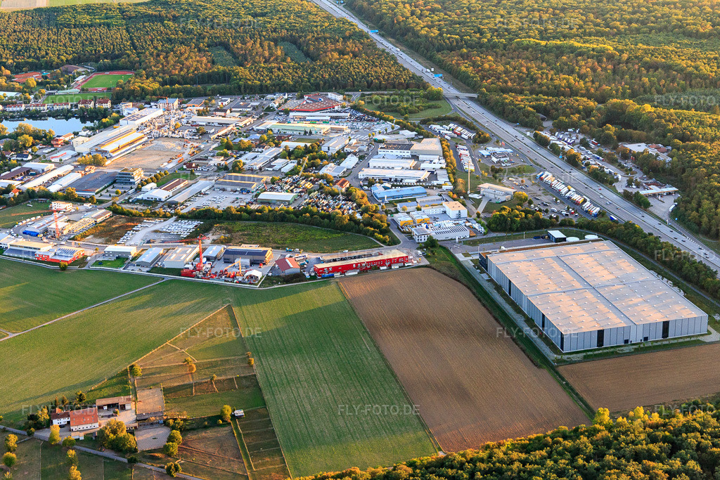Luftbild: Industriegebiet an der A5 mit RONAL Performance GmbH in Forst im Bundesland Baden-Württemberg in Deutschland. Foto: IMG_111588.jpg vom 09.09.2018 durch Werner Riehm/FLY-FOTO.deRONAL | Great Passion for Great Wheels