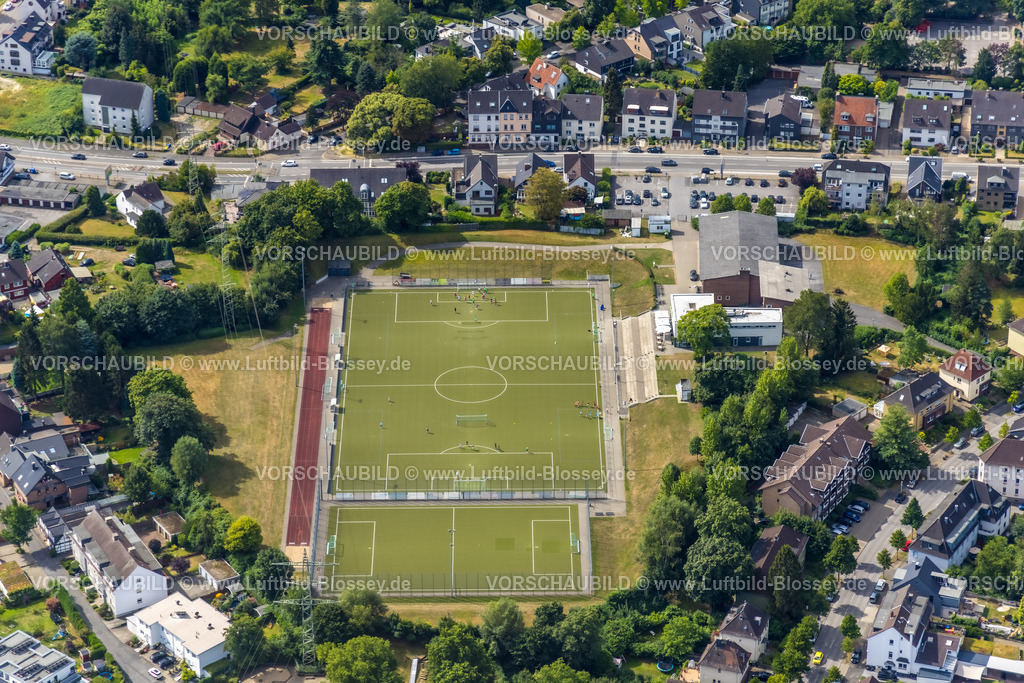 Muelheim220802273 | Luftbild, Training auf dem Fußballplatz an der Saarner Straße, VfB Speldorf e.V., Speldorf, Mülheim an der Ruhr, Ruhrgebiet, Nordrhein-Westfalen, Deutschland