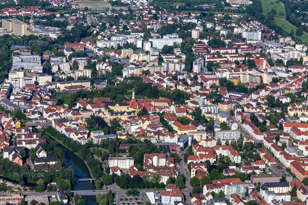 Luftbild: Hammerinsel zw. Isar und kleiner Isar in Landshut im Bundesland Bayern in Deutschland. Foto: IMG_133067.jpg vom 03.07.2022 durch Werner Riehm/FLY-FOTO.deStadt Landshut