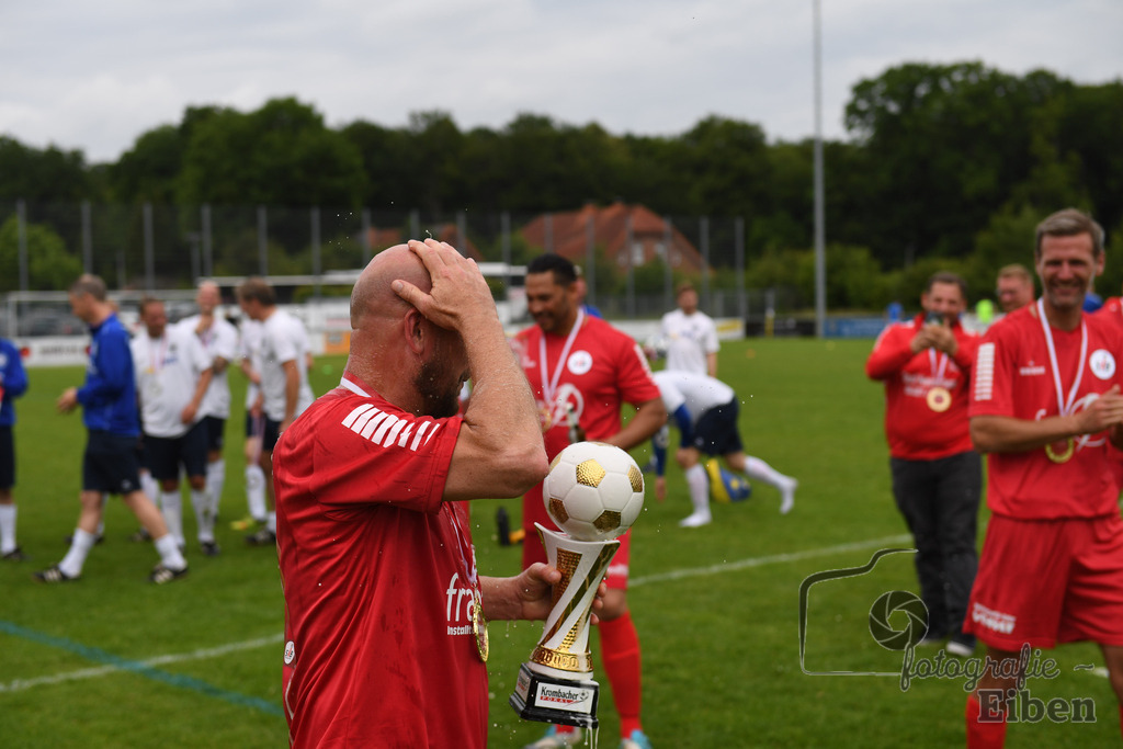 SV Brake Ü40-BW Bümmerstede (Ü40) | Kreispokal Finale Jade-Weser-Hunte Ü40; SV Brake Ü40 (rot)-BW Bümmerstede Ü40 (weiß) am 15.06.2025 in Rastede (Sportanlage Köttersweg), Photo: Philip Eiben 2025 - Realisiert mit Pictrs.com