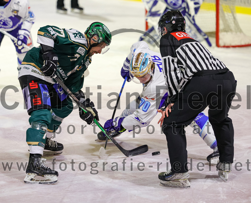2026-01-23_093_TSV_Erding_gegen_SC_Riessersee | Erding, Deutschland, 23.01.2026:Eishockey, Oberliga Süd 2025 / 2026, 40. Spieltag, TSV Erding gegen SC Riessersee, Endergebnis: 6:5 n.V.Philipp Michl (Erding Gladiators, #77), Parker Colley (SC Riessersee, #70)Foto: Christian Riedel / fotografie-riedel.net