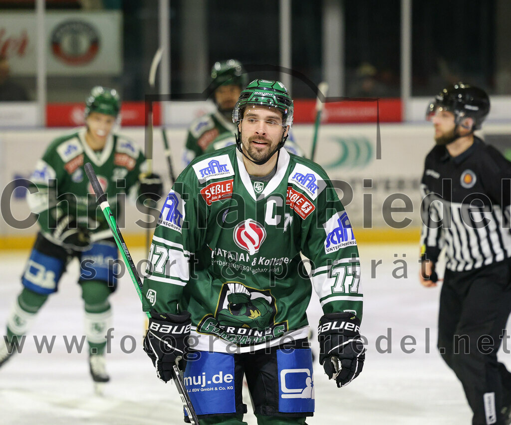 2024-01-12_076_TSV_Erding_gegen_EV_Dingolfing | Erding, Deutschland, 12.01.2024:
Eishockey, Bayernliga Vorrunde 2023 / 2024, 24. Spieltag, TSV Erding gegen EV Dingolfing, Endergebnis: 10:2

Philipp Michl (Erding Gladiators, #77)

Foto: Christian Riedel / fotografie-riedel.net