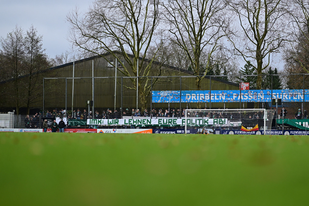 Fußball I Herren I Saison 2025-2026 I Regionalliga Nord I 21. Spieltag I FC St. Pauli II - VfB Lübeck | Symbol, Symbolfoto, Symbolbild, Sinnbild, Bildsymbol, Darstellung, Signum, Beispielbild, Musterbild, Referenzbild, Beispielfoto, Stockfoto, Archivaufnahme, Demonstrationsfoto, Vergleichsbild: Banner, Spruchbanner, Spruch, Wir lehnen eure Politik ab! - Realisiert mit Pictrs.com